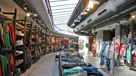 Работници в Турция сложиха етикети върху дрехи на Zara с искане за помощ