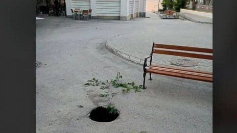Дупка като тунел за друго измерение се появи на алеята за плажа във Варна