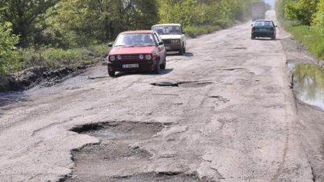 Започнаха протести заради дупките по пътищата