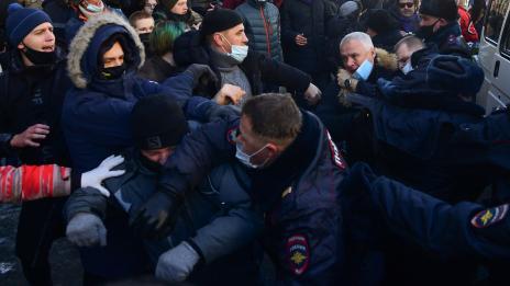 Задържаха над 3 400 души на протестите в подкрепа на Навални