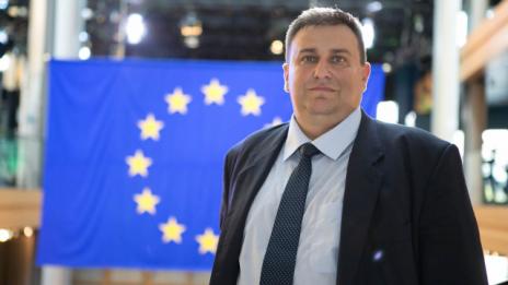 Емил Радев ще подарява мартеници в Европарламента