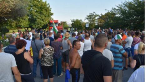 Продължава блокадата на фермери на пътя Сливен-Ямбол