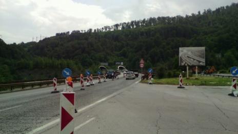 Километрична тапа на "Хемус" заради две катастрофи