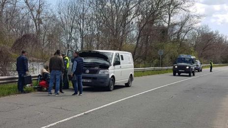 След гонка: Спипаха бус с 14 нелегални мигранти край Китен