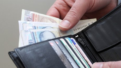 Да не повярваш: Заплатите на депутатите падат със 758 лв.