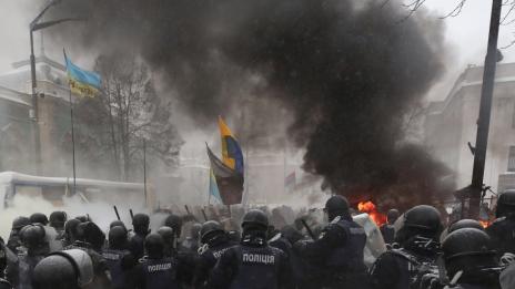 Жестоки сблъсъци между протестиращи и полиция в Киев