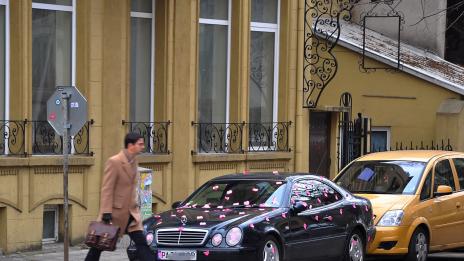 Автомобил осъмна в розови сърца (Снимки)