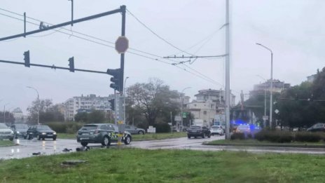 Светофар се повреди във Варна и предизвика задръствания