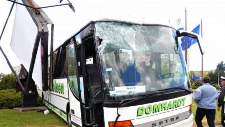Автобус се заби в билборд в Бургас