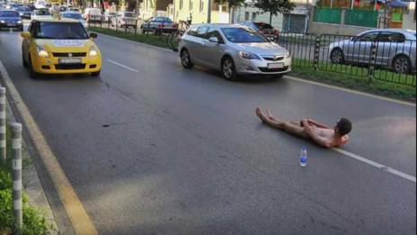 Гол мъж легна на кръстовище