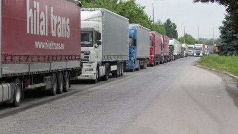 Утре ограничават движението на камиони над 20 тона