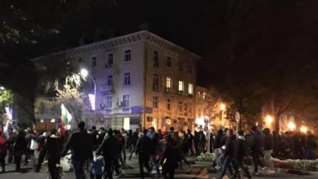 Задържаха 19-годишен футболен хулиган, пръскал със спрей полицаи и протестиращи във Варна