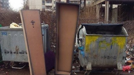 Дълбока връзка между два обекта – празна кофа и празен... ковчег!?