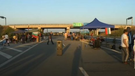 Продължават блокадите на енергетици и миньори