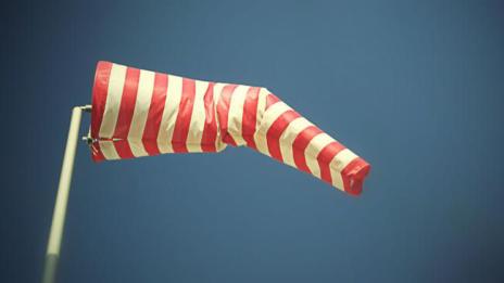Силен вятър удря Варна довечера