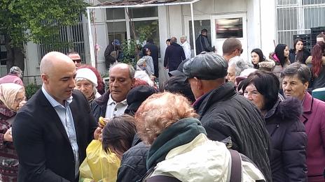 Кметът на район Вл.Варненчик отново зарадва социално слаби хора за Великден (СНИМКИ)