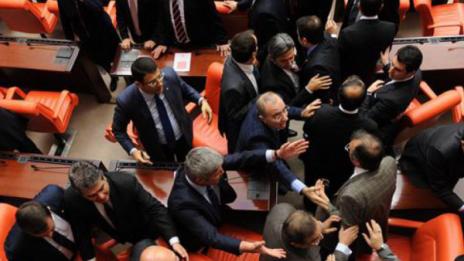 Кеч мания: Бой в турския парламент заради новата конституция