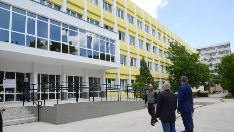 Напредва ремонтът на сградата на Техникума по химия