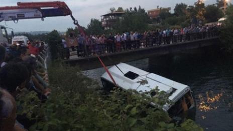 Зверска катастрофа на автобус в Пакистан
