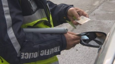 Нередовен шофьор подхвърли стотачка на полицаи край Варна