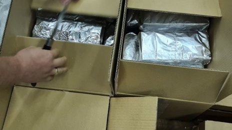 Спипаха цигари, скрити в кори за баница