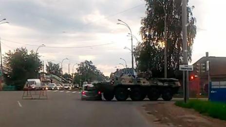 БТР отнесе кола на оживена улица (ВИДЕО)
