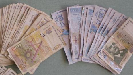 Баба метна 12 хил. от балкона на "полицай"