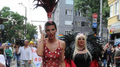 Вместо клиенти, травестит дочака куршум в Русе