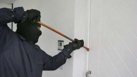 Сериен крадец сви часовници за над 2000 лв. от магазин