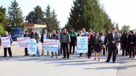 Недоволни срещу пътищата, блокади край Златарица и Елена
