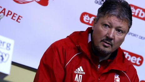 Намериха самолет, с който Любослав Пенев да се прибере в България 