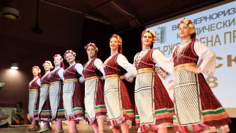 Топ хореографи обучават любители на българския фолклор във Варна
