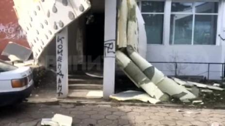Вятърът в столицата събори изолация от блок в Студентски град