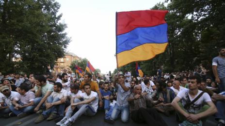 Хиляди арменци вече втори ден протестират срещу високите цени на тока