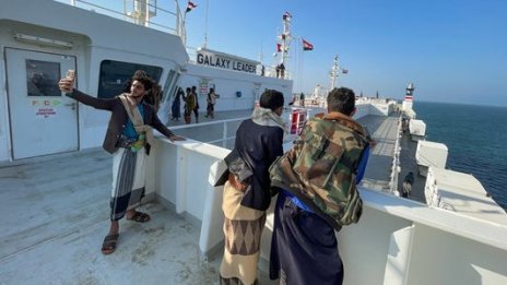 Хутите превърнаха пленения кораб с български моряци в туристическа атракция