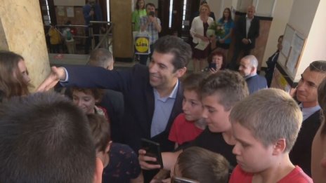 Като ученик премиерът Петков имал двойки по руски език и по физика