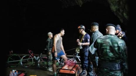 Временно спират издирването на изчезналите в пещера футболисти
