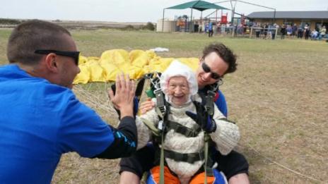 102-годишна жена скочи с парашут в името на кауза