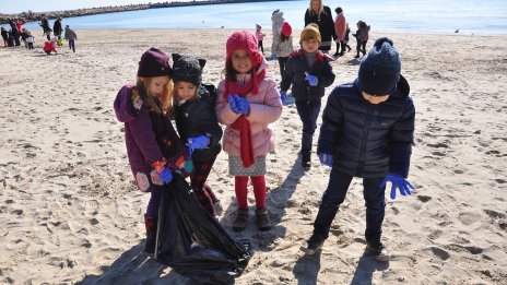 Варненчета почистиха плажната ивица (СНИМКИ)