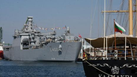 Турски военен кораб акостира във Варненския залив