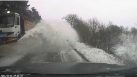 Опасна среща със снегорин край Варна (ВИДЕО)
