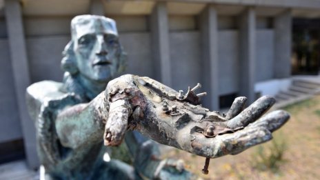 Вандали пак посегнаха на статуята на Николай Коперник във Варна