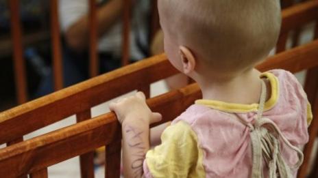 Шамари, скъсано ухо... приемни родители показват “любов“