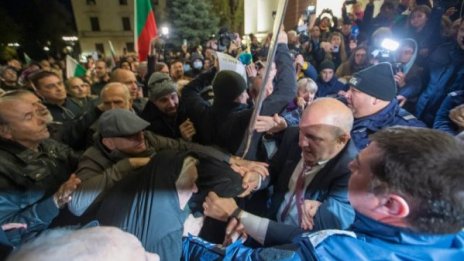 Напрежение и сблъсъци пред Народния театър (СНИМКИ)