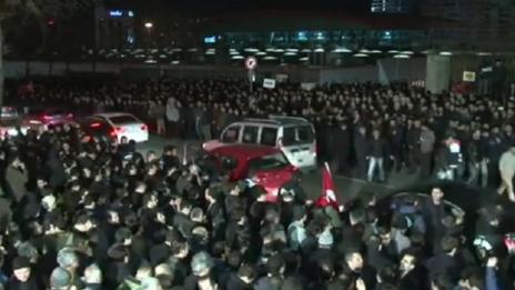 Сълзотворен газ и водно оръдие срещу протестиращи в Анкара