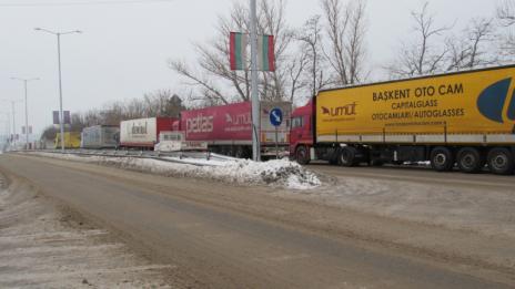 Правителството вини румънците за километричните опашки по двата моста на Дунав