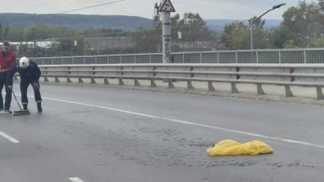 Разпилени пирони блокираха движението на Аспаруховия мост