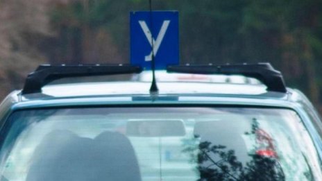 Шофьорски потрес на магистралата: За първи път по пътищата учебна… Tesla