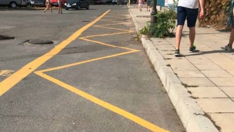 Пътната маркировка "светкавица". Какво oзначава?