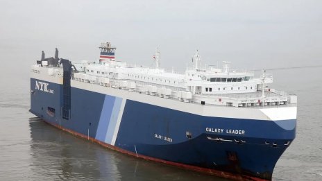 Отвлякоха товарен кораб с българи на борда
